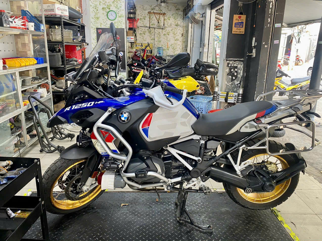 Cứu hộ xe máy chết máy giữa đường TP.HCM